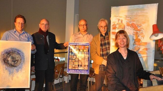 Mitglieder der katholischen Kirchengemeinde präsentieren die Werke von Gisela Lachmann. FOTO: SEITZ