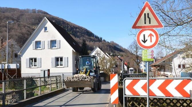 Zu schmal: Die provisorische Brücke in der Bahnhofstraße wird neu gebaut.