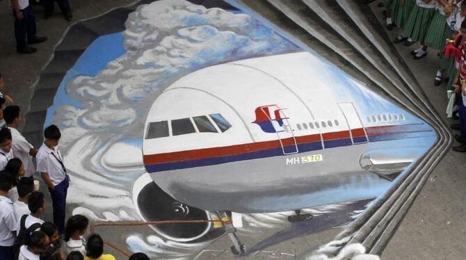 In Manila gedenkt ein philippinischer Straßenkünstler den Vermissten von Flug MH370. Foto: Amiel Meneses