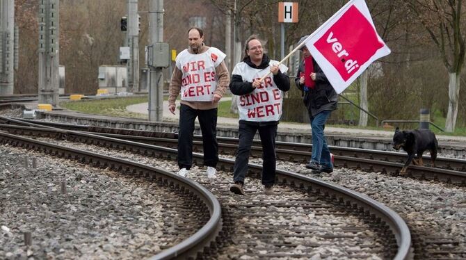 Mitarbeiter der Stuttgarter Straßenbahnen AG (SSB) gehen am 19.03.2014 anlässlich eines Warnstreiks im öffentlichen Dienst über