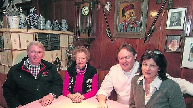 Der Gastraum wirkt wie aus einer anderen Zeit: Siegfried, Ursula, Stephan und Birgit Schlecht, zwei Generationen an einem Tisch.