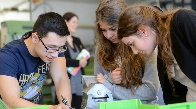 Azubi Emre erklärt in Schwaigern während der Girls'Day-Akademie in der Firma Walter Söhner den Schülerinnen Tamara (links) und D