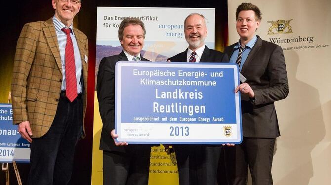 Gute Laune bei der Preisverleihung (von links): Erster Landesbeamter Hans-Jürgen Stede, Umweltminister Franz Untersteller, Landr