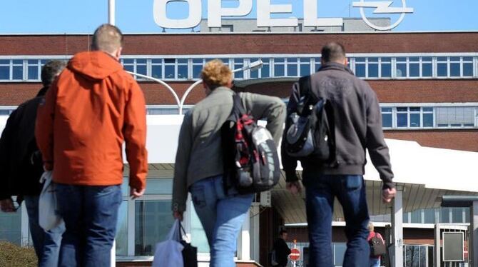 Noch neun Monate: Mitarbeiter gehen zum Schichtwechsel ins Bochumer Opel-Werk. Foto: Caroline Seidel/Archiv