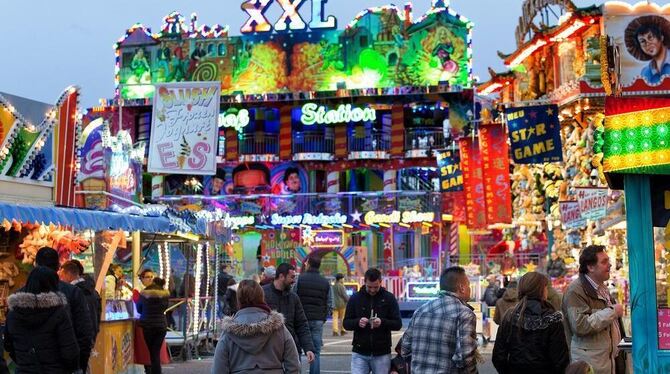 Nicht nur »wilde« Fahrgeschäfte machen den Reiz des Frühlingsfests aus, auch Budenzauber und Lichter gehören dazu. FOTO: ZAWADIL