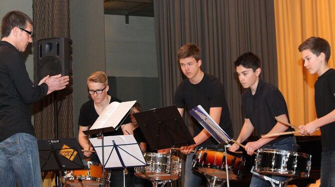 Elektrisierend: der Auftritt des Schlagzeugensembles der Musikschule unter der Leitung von Andreas Freudenthaler.  FOTO: STRÖHLE