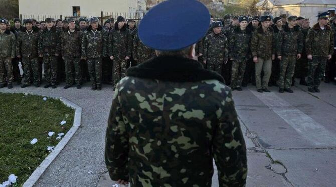 Ukrainische Soldaten auf der Krim. Die Ukraine zieht ihr Militär von der Krim komplett ab. Foto: Jakub Kaminski