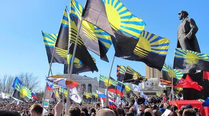 Flaggen des Donezker Kohlereviers (Donbass) und Russlands sind während einer Demonstration in Donezk zu sehen. Foto: Friedema