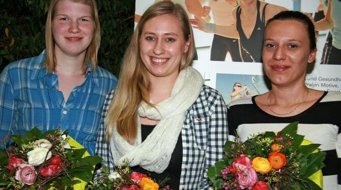 Julia Deuscher, Lisa Eidt und Carmen Gmeiner (von links) wurden für ihr Engagement mit der bronzenen Ehrennadel des Schwäbischen