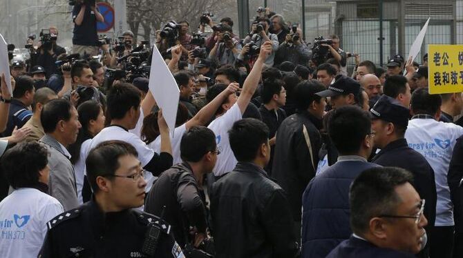 Protest der Angehörigen des MH370-Unglücks: Mit Transparenten zogen sie zu der malaysischen Botschaft in Peking. Foto: Rolex