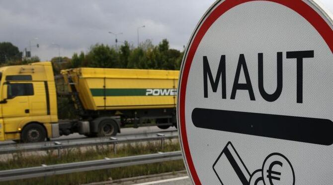 Aktuell gilt die Lkw-Maut auf Autobahnen und rund 1100 Kilometern Bundesstraßen mit zwei Fahrspuren je Richtung. Foto: Bernd