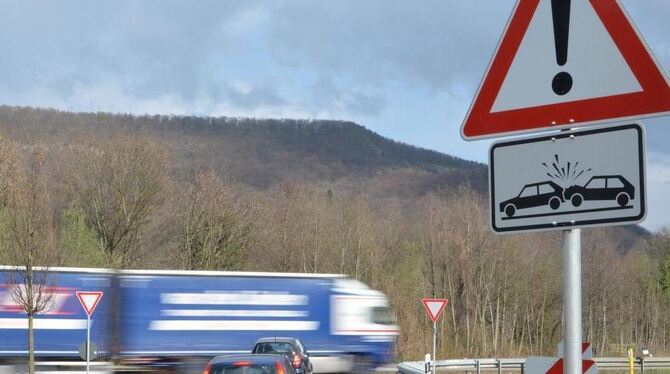 Kein Halten mehr: Seit Kurzem sind die Stoppschilder am Hortense-Knoten abgebaut.  GEA-FOTO: SAUTTER