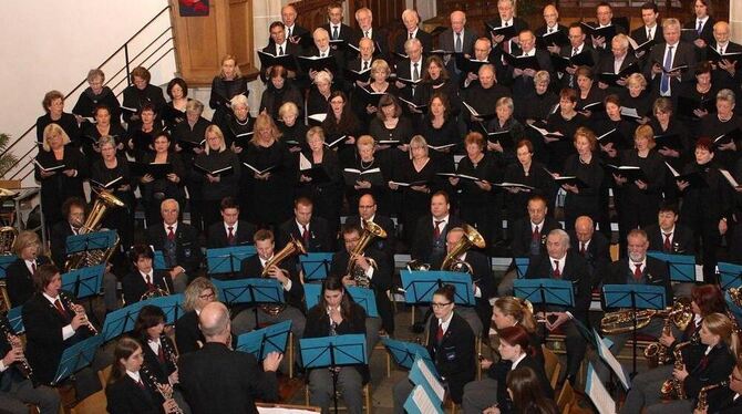 Die Martinskantorei, der Chor der St. Wolfgangkirche und der Musikverein Stadtkapelle Pfullingen führten im Benefizkonzert für d