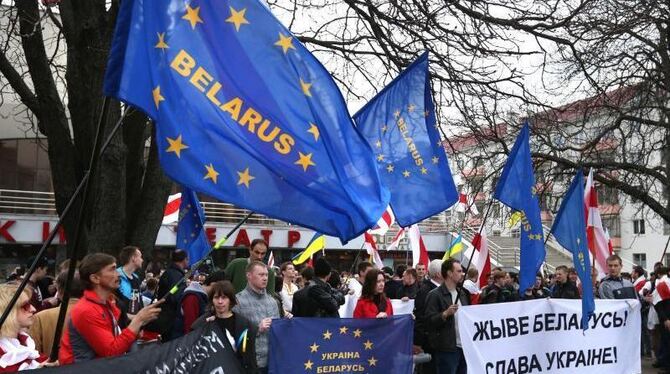 Weißrussische Oppositionelle folgen dem ukrainischen Beispiel und demonstrieren für eine Abwednung von Russland. Foto: Tatyan