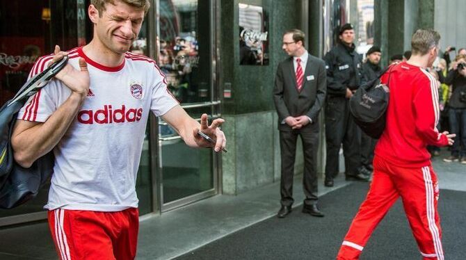 Die Bayern-Spieler Thomas Müller und Bastian Schweinsteiger auf dem Weg zum Mannschaftsbus. Foto: Hannibal