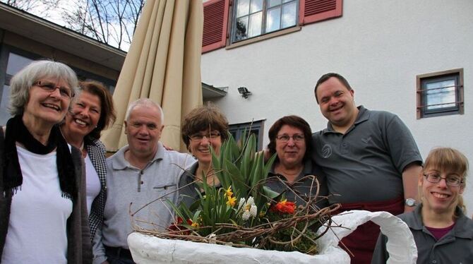 Rosemarie Henes, Christiane Bölzle, Andreas Schanz, Irene Gattiker, Sibylle Niepmann, Harald Beck und Christina Schimmer freuen