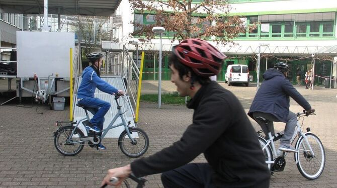 Pedelecs machen Spaß: Davon konnten sich jetzt Schüler und Auszubildende auf dem Pausenhof der Gewerblichen Schule in Metzingen