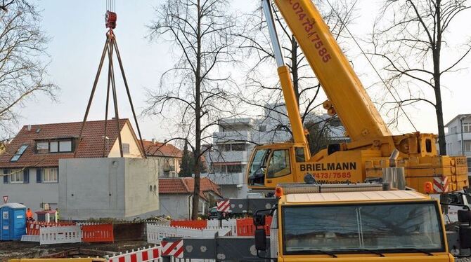 Fernwärmenetz: Mit einem orange-farbenen Koloss wurde jetzt ein 48 Tonnen schweres Fertigelement im Boden versenkt. FOTO: THOMYS