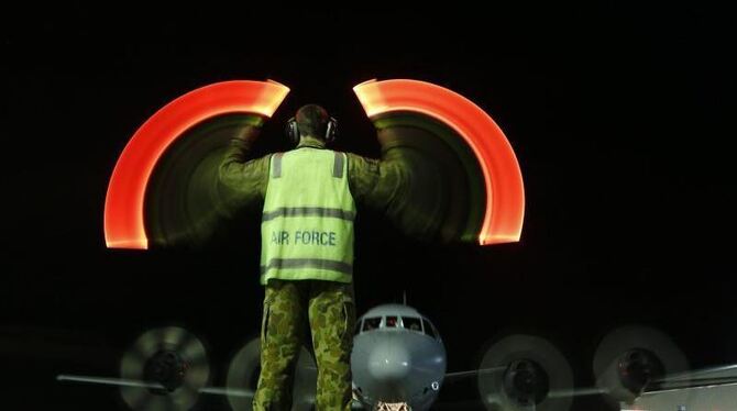 Bis sich das Wetter bessert, bleiben die SUchflugzeuge am Boden. Foto: Jason Reed