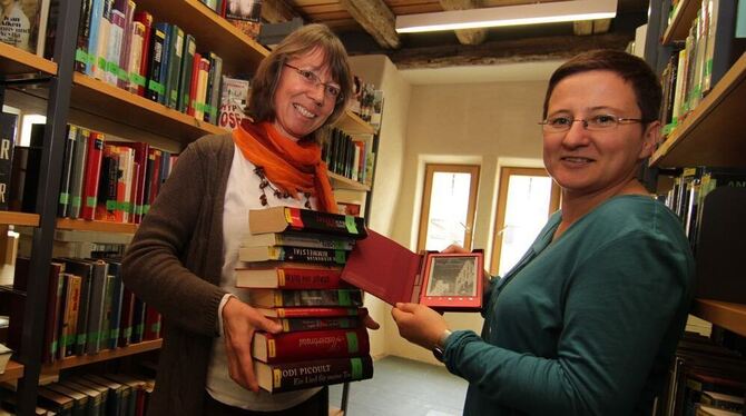 Eva Almstädts »Blaues Gift« liest Silke Schönherr (rechts), die Leiterin der Uracher Stadtbücherei, im Zug auf dem E-Reader. In