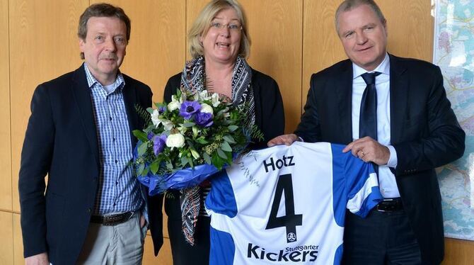 Kickers-Trikot und Blumen für die Erste Bürgermeisterin Ulrike Hotz: Kickers-Präsident Rainer Lorz (rechts) und SSV-Chef Eberhar