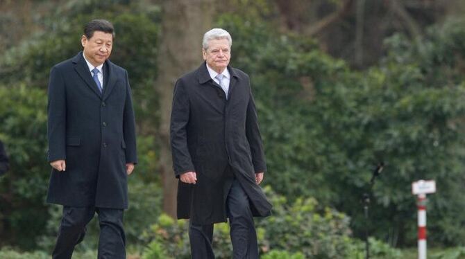 Bundespräsident Gauck (l) und der chinesischen Staats- und Parteichef Xi Jinping schreiten vor dem Schloss Bellevue in Berlin