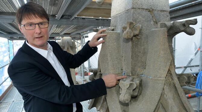 Architekt Albert Hörz vom Büro Riehle + Assoziierte zeigt auf dem Baugerüst die vielfältigen Schäden am Gotteshaus auf. Hier erl