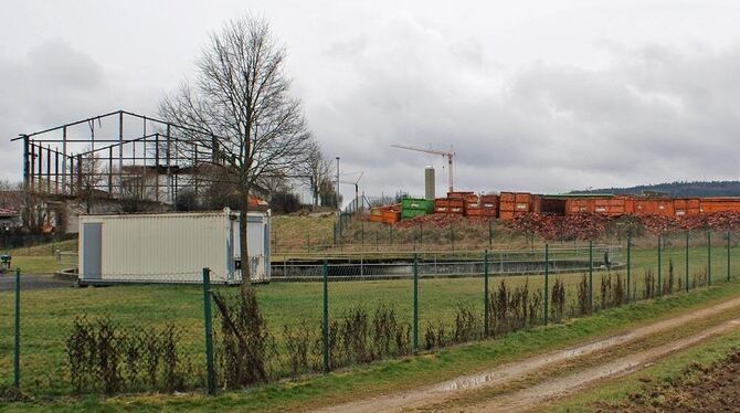 Kreis und Gemeinde planen einen Kombihof in der Daimlerstraße. Deshalb wird die Grüngutsammelstelle provisorisch aufgerüstet. FO