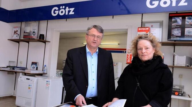 Eines der letzten Kundengespräche bei »Elektro-Götz« in Betzingen: Götz Geschwandtner berät Christina Schiskat, die sich eine Wa