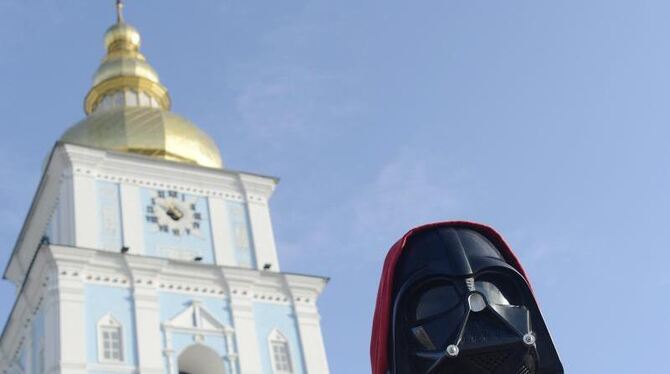 Kurioser Kandidat in Kiew: »Darth Vader« hat offiziell seine Bewerbung für die Präsidentenwahl in der Ukraine eingereicht. Fo