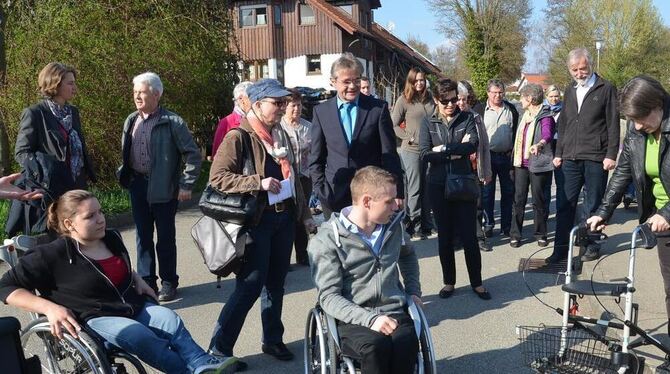 Wie gut oder wie schlecht ist man als behinderter Mensch in Walddorfhäslach unterwegs? Betroffene demonstrierten es. In der Bild