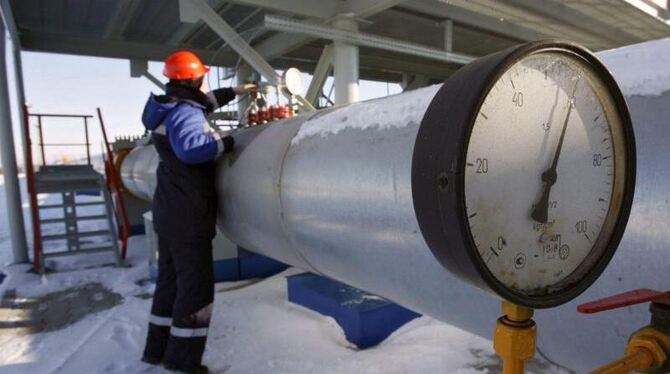 Ein Gazprom-Arbeiter kontrolliert nahe der ukrainischen Grenze die Gasleitung. Foto: Maxim Shipenkov