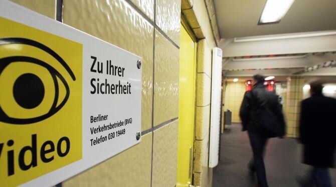 Ein Hinweisschild informiert Fahrgäste über die Videoüberwachung in einem U-Bahnhof. Foto: Arno Burgi/Symbol