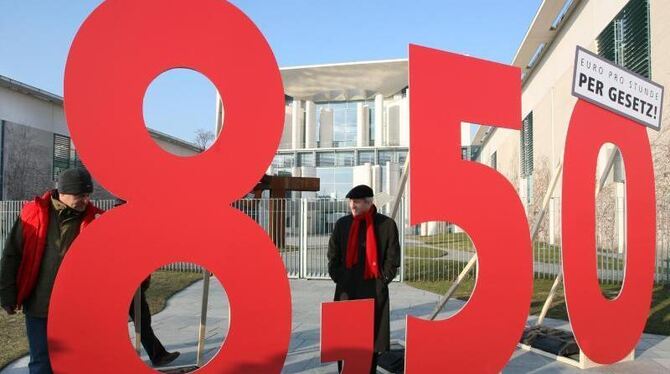 Mit den »8,50« vor dem Bundeskanzleramt ist der geplante Mindestlohn gemeint. Foto: Stephanie Pilick