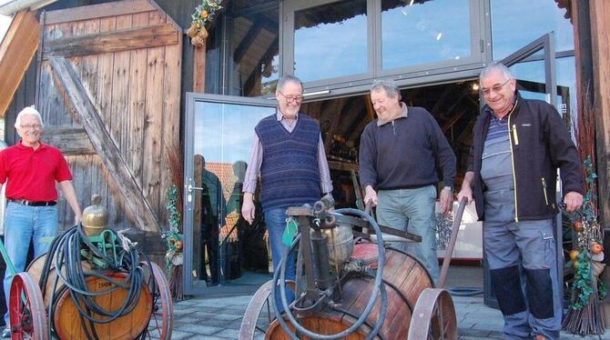 Historische Spritzen, präsentiert von vier Aktiven des Glemser Obstbaumuseums. GEA-FOTO: GEIGER