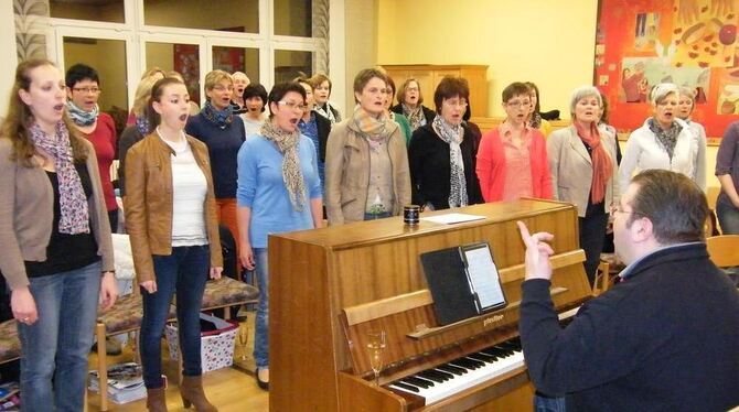 Gut geprobt ist halb gewonnen? Die Ofterdinger mit Chorleiter Anton Roggenstein beim Einstudieren.  FOTO: MAIER