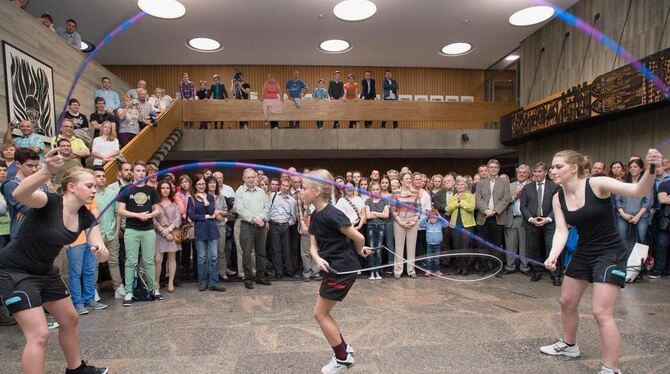 Viel Beifall gab es bei der Sportlerehrung für die artistischen Vorführungen der Rope-Skipping-Gruppe des TSV Betzingen. FOTO: T