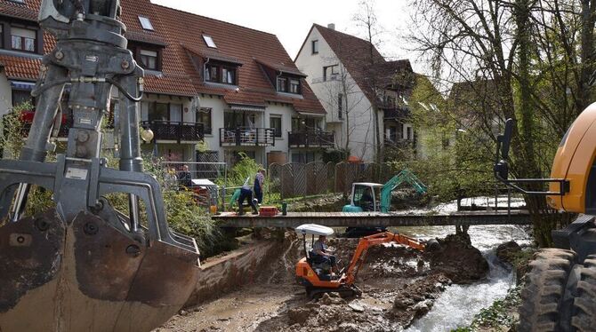 Hier war einer der neuralgischen Punkte beim Hochwasser im Juni des vergangenen Jahres: Hinter dem Pfullinger Schloss wird derzeit die Echaz ausgebaggert und anschließend das Geländer des Stegs erneuert.