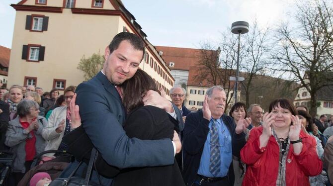 Beifall, Jubel und eine feste Umarmung für Partnerin Sarah-Jane Hills: Zwiefaltens Wahlsieger Matthias Henne. FOTO: TRINKHAUS