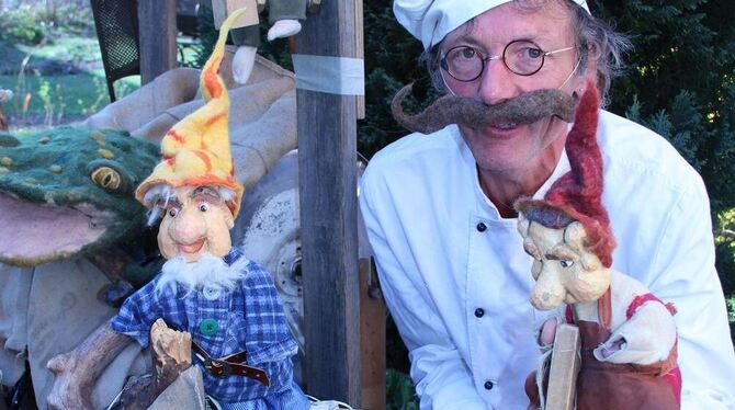 Chefkoch Wolfgang Kauter und die kleinen Küchenmeister der Waldvölker bringen in der Waldarena den Kessel zum Glühen. GEA-FOTO: