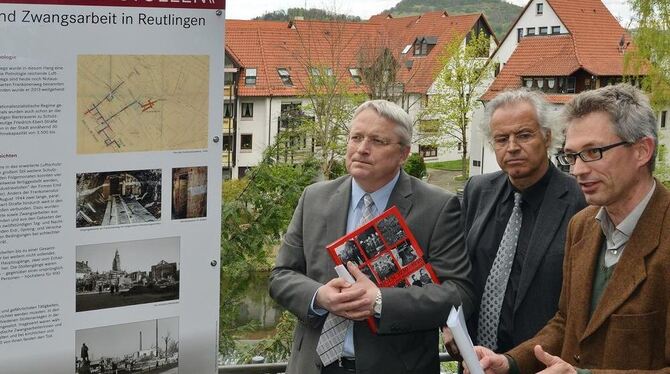 Bürgermeister Robert Hahn, Kulturamtsleiter Dr. Werner Ströbele und Stadtarchivar Dr. Roland Deigendesch (von links) vor der ges