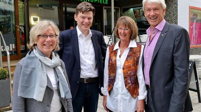 Passender Ort für Bürgerprotest: Barbara Frey, Reiner App, Ute Beckmann und Jürgen Straub vor dem Kali-Kino, dem die Abrissbirne