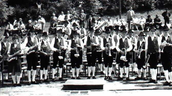 Ein Bild aus den Anfangsjahren: der Musikverein Upfingen bei einem Auftritt im Jahr 1966.  FOTO: PRIVAT