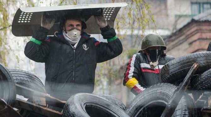 Gegner der Regierung in Kiew bereiten sich auf Auseinandersetzungen mit den Sicherheitskräften vor. Foto: Roman Pilipey