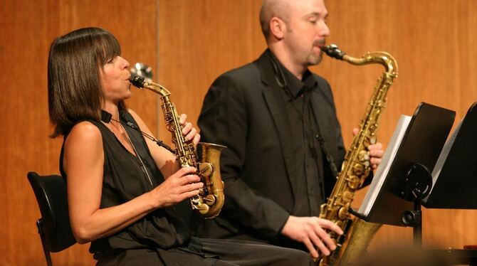 Das Raschèr Saxophone Quartet (hier Christine Rall am Sopran und Bruce Weinberger am Tenor) spielen Schubert bei ihrem Auftritt