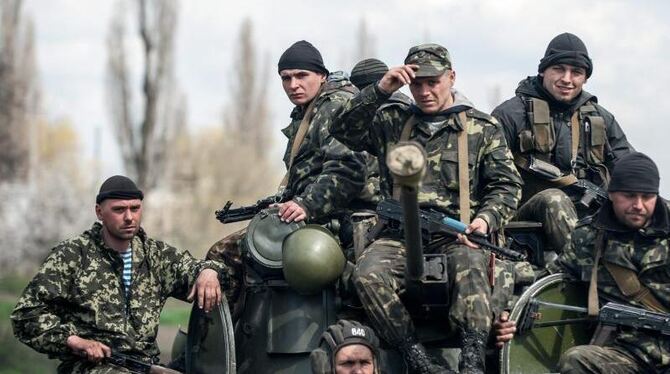 Moskautreue Aktivisten hatten bei Kramatorsk gewaltlos sechs gepanzerte Fahrzeuge übernommen. Foto: Konstantin Ivanov