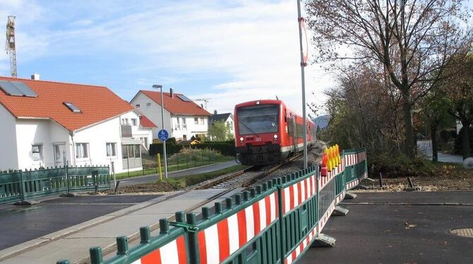 Die erforderlichen Straßenbauarbeiten sind abgeschlossen, auch die Kabel sind verlegt, doch der Bahnübergang in der Wielandstraß