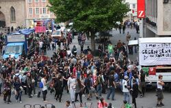 Zickzack-Kurs: Vom Marktplatz ging’s weiter durch die Altstadt.  FOTO: STRÖHLE