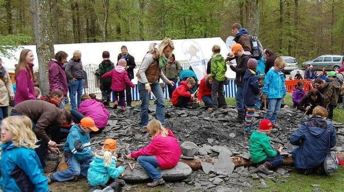 Attraktion für Kinder. Gewusel auf dem Klopfplatz des Steinbruchs Dotternhausen.