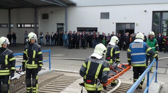 Vor den Augen von Kollegen, Ausbildern und Familienangehörigen bergen die Prüflinge eine Puppe aus den Flammen. FOTO: HÄRING